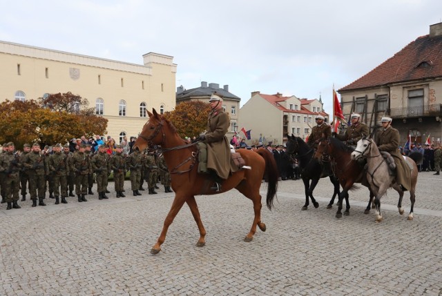 W poniedziałek radomianie uczcili 101. rocznicę Odzyskania przez Polskę niepodległości. Upamiętnili także powstanie Republiki Radomskiej. 

PRZEGLĄDAJ KOLEJNE ZDJĘCIA >>>