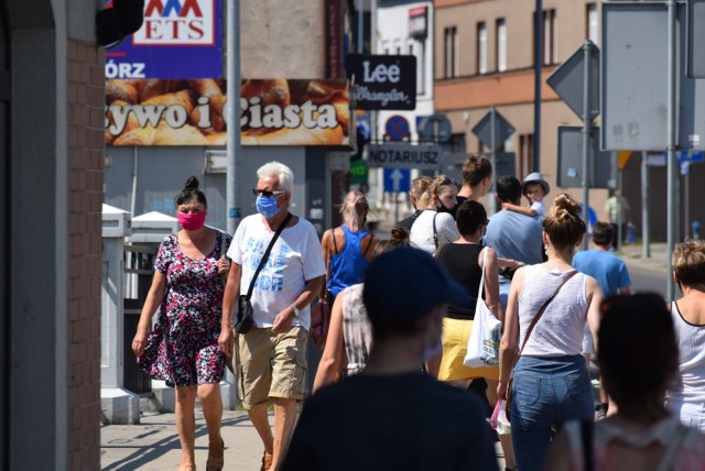 Od soboty na ulicach Rybnika można się poruszać jedynie w maskach ochronnych.


Zobacz kolejne zdjęcia. Przesuwaj zdjęcia w prawo - naciśnij strzałkę lub przycisk NASTĘPNE