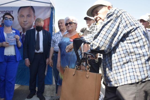 W sobotę 13 czerwca parlamentarzyści i lokalni działacze Prawa i Sprawiedliwości namawiali skierniewiczan do głosowania  w wyborach prezydenckich na Andrzeja Dudę. Przy okazji częstowali truskawkami.