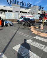 Kraków. Poważny wypadek przy Galerii Bronowice. Motocykl zderzył się z samochodem. Byłe duże utrudnienia w ruchu