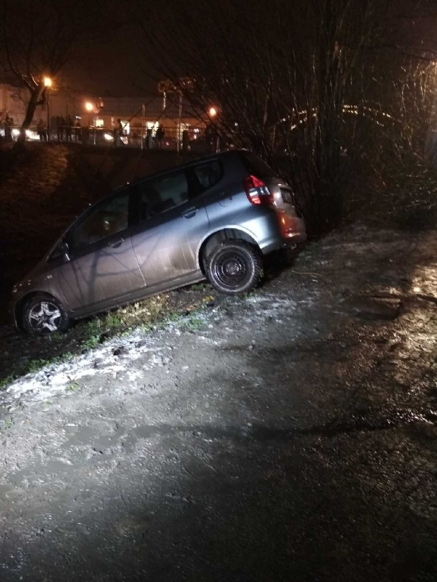Samochód stoczył się do kanału Obry przy ulicy Podwale w Kościanie