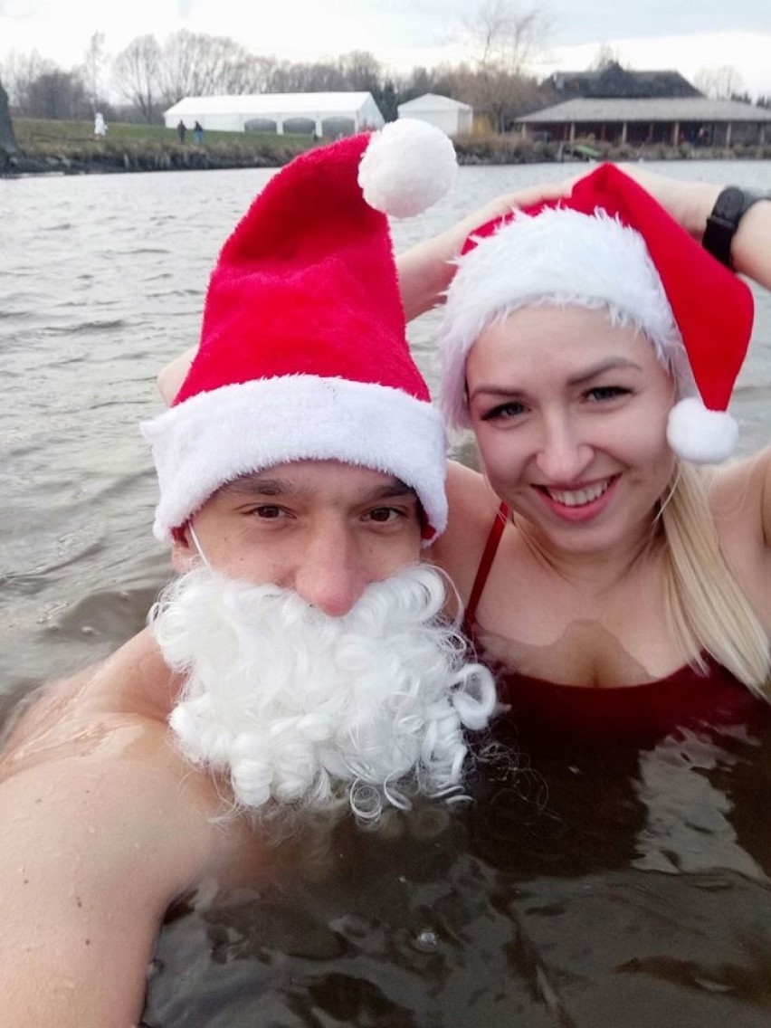 Wałbrzyski Mikołaj i mikołajki przyłapani na kąpieli w zimnej wodzie! [ZDJĘCIA] 
