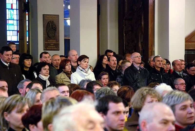 Zgorzelec: Kościoły pełne wiernych podczas mszy za dusze ofiar katastrofy w Smoleńsku [zobacz zdjęcia i filmy]  