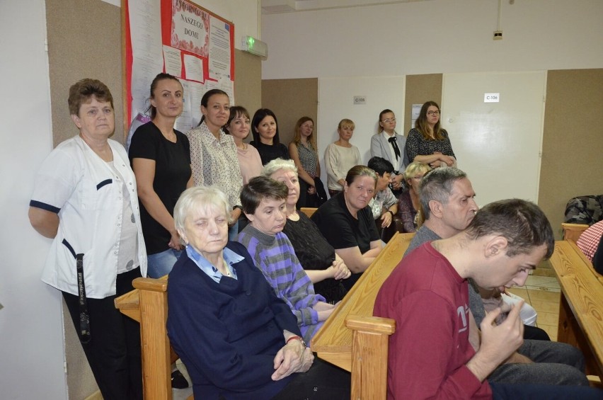 Pensjonariusze i pracownicy DPS Skrzynno pożegnali panią Jasię, wieloletnią pielęgniarkę
