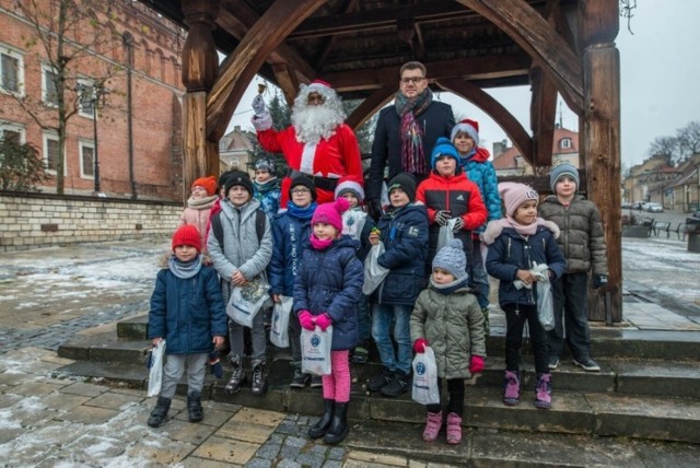 Na wspólny spacer zaprasza św. Mikołaj i burmistrz Sandomierza Marcin Marzec