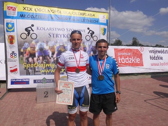 Na zdjęciu z trenerem Sebastianem Maleckim oraz medalem Ogólnopolskiej Olimpiady Młodzieży