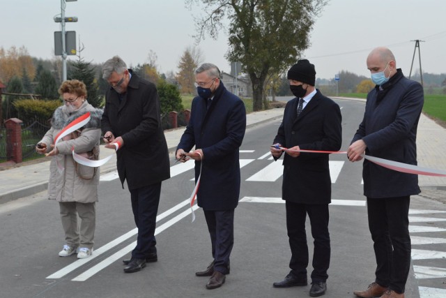 Drogi otworzyli m.in. przedstawiciele samorządu gminy Brzuze i powiatu rypińskiego ze starostą Jarosławem Sochackim na czele