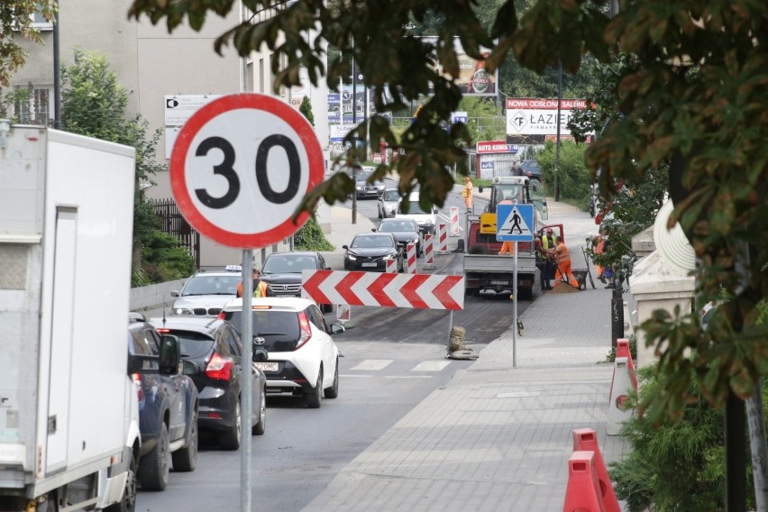 Lublin. Omijaj ul. Dolną 3 Maja. Będą tam układali asfalt: 18 sierpnia wahadło, później ulica zamknięta dla ruchu