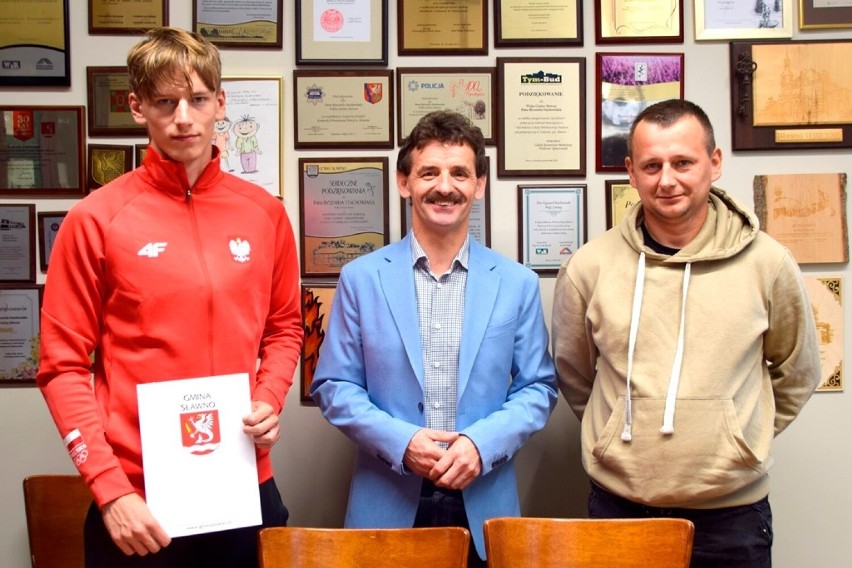 Od lewej: Jakub Wilczewski, wójt Ryszard Stachowiak, Mariusz...