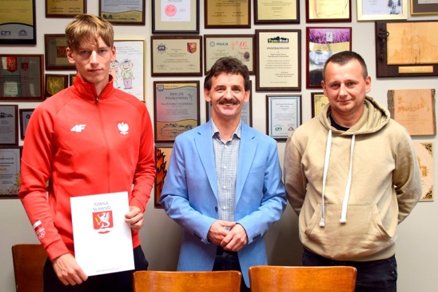 Od lewej: Jakub Wilczewski, wójt Ryszard Stachowiak, Mariusz Wilczewski - ojciec J. Wilczewskiego