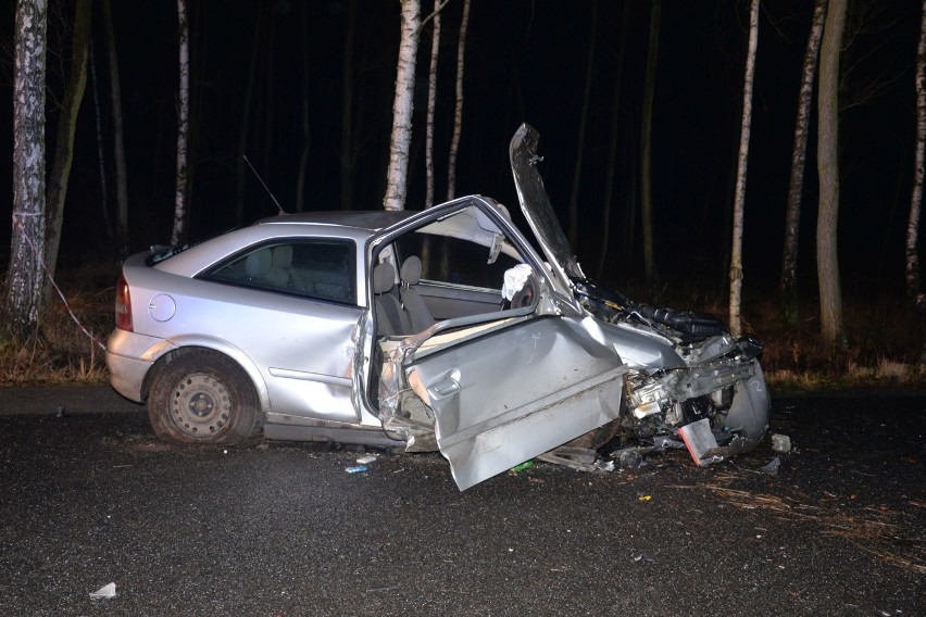 Śmiertelny wypadek na drodze Włocławek - Bobrowniki. Nie żyje pasażer opla [zdjęcia]