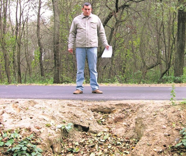 Sołtys Bud Grabskich obawia się, że wkrótce spłynie nie tylko pobocze, ale i niedawno położony asfalt