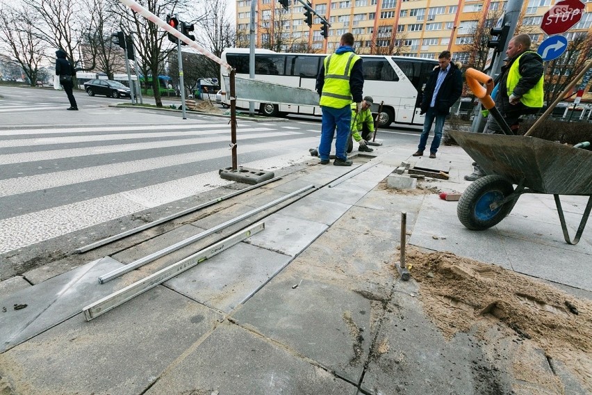 Trwa budowa pierwszego w Szczecinie przejścia dla pieszych z...