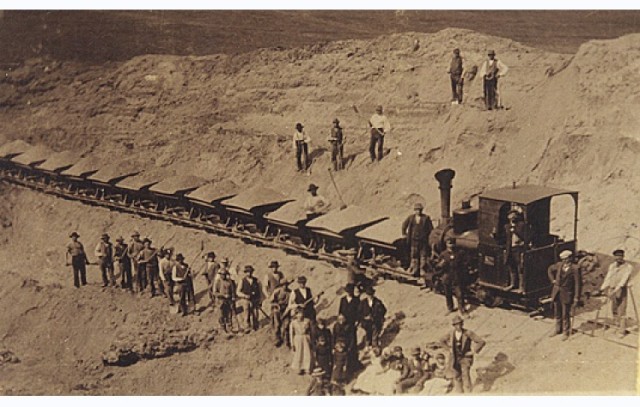 Zobacz na archiwalnych zdjęciach, jak wyglądała budowa linii kolejowej w Sępólnie