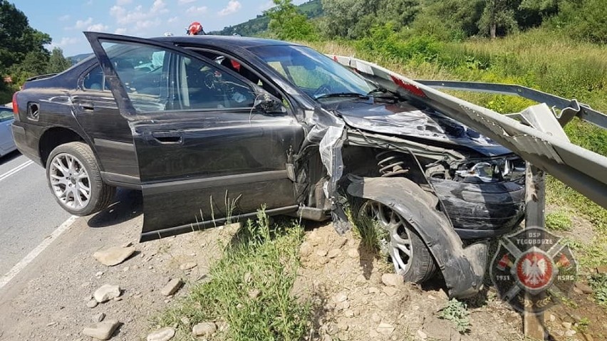 Tęgoborze wypadek. Samochód wypadł z drogi i uderzył w barierę energochłonną