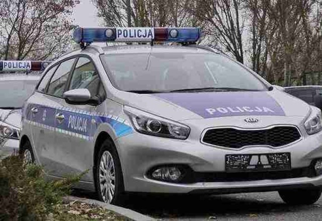 Na razie świeżo zakupione samochody czekają na parkingu wydziału ruchu drogowego i prewencji bydgoskiej komendy. (fot. Policja)