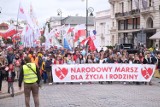 Narodowy Marsz dla Życia i Rodziny. Tłumy na Placu Zamkowym w Warszawie. "Maszerujemy w obronie tradycyjnych wartości"