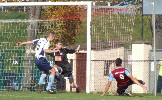 Marcin Koper ratuje Sołę Oświęcim z jednej z wielu opresji. Ostatecznie Soła pokonała na własnym boisku Czarnych Połaniec 2:1.