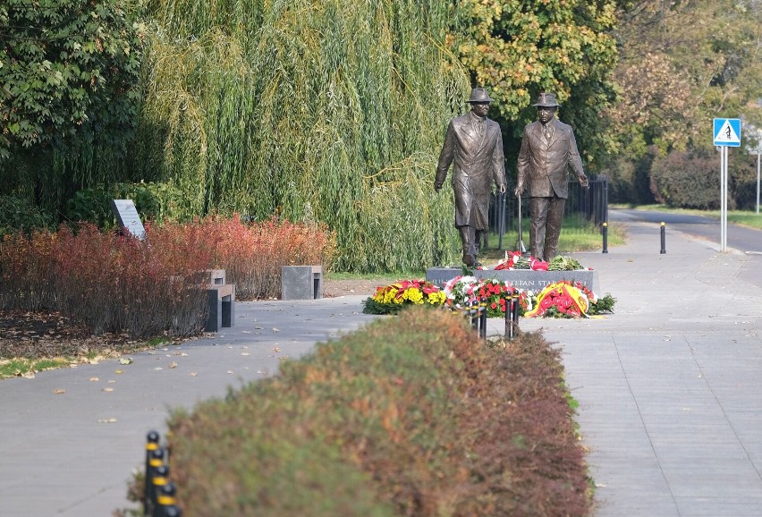 Odsłonięto Pomnik Prezydentów Wielkiej Warszawy. Monument stanął na bulwarach wiślanych 