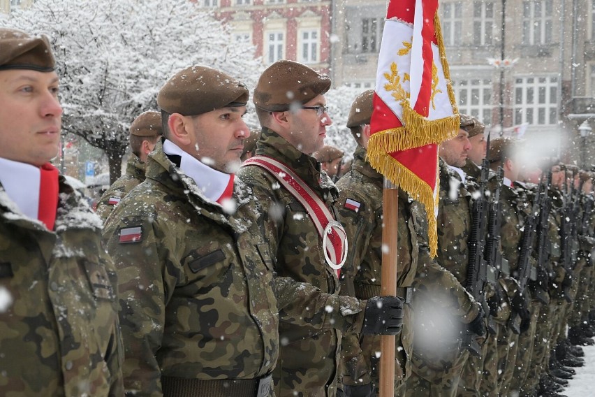 Przysięga żołnierzy Wojsk Obrony Terytorialnej na wałbrzyskim Rynku (ZDJĘCIA)