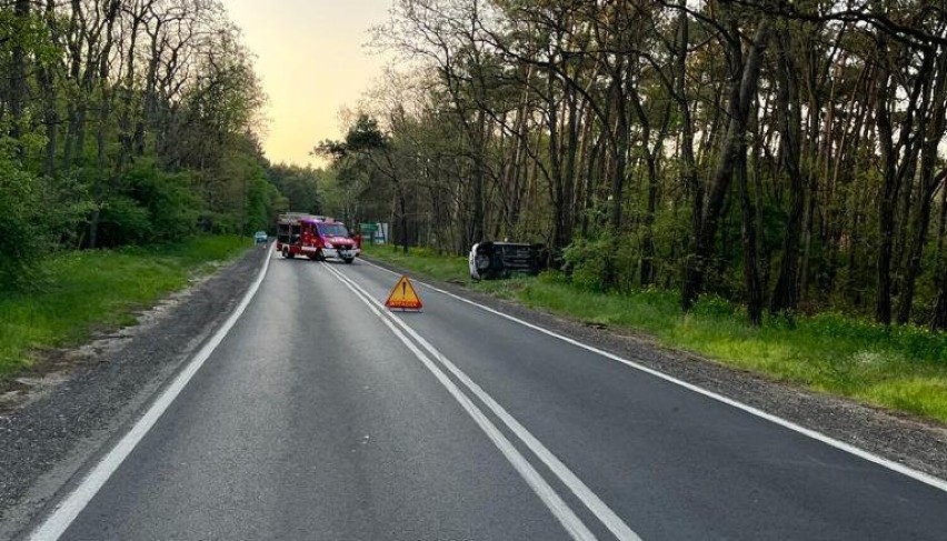 Nowe Grabie. Wypadek pod Płockiem. 22-latka została przewieziona do szpitala z poważnymi obrażeniami ciała