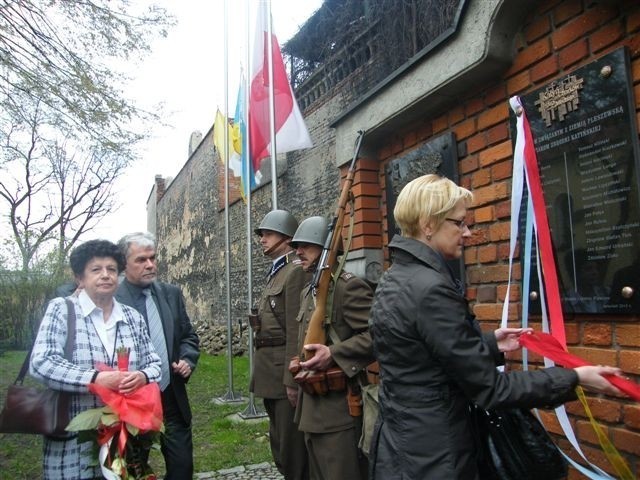 Beata Jóźwiak, Wanda Niedziela odsłaniają tablicę