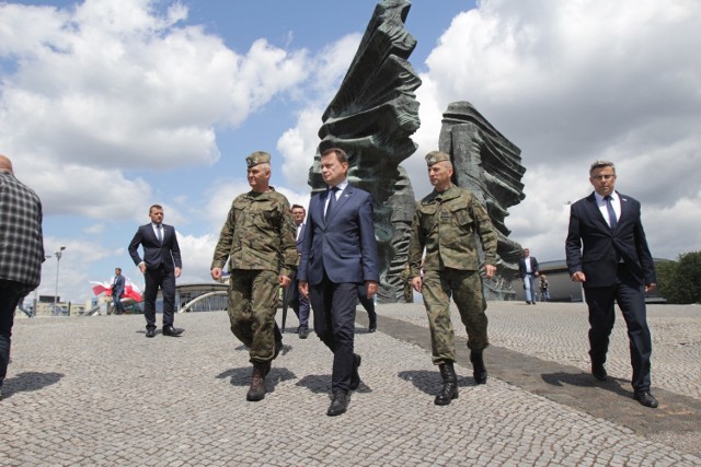Minister obrony narodowej Mariusz Błaszczak w Katowicach zaprasza do udziału w defiladzie wojskowej 15 sierpnia