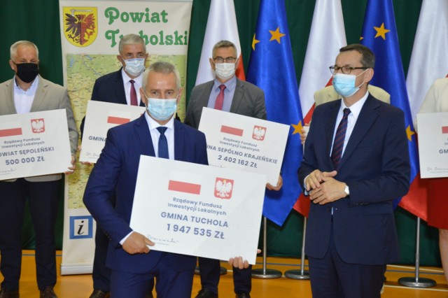 Premier Mateusz Morawiecki wręczył w Tucholi promesy dla samorządowców z trzech powiatów: tucholskiego, sępoleńskiego i świeckiego