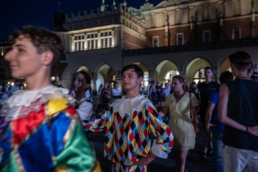 Krakowianie wspólnie zatańczyli poloneza na Rynku Głównym. Trwa Festiwal Tańców Dworskich