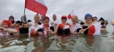 Wejherowski Klub Morsów świętował 11 listopada! Miłośnicy zimnych kąpieli nad morzem odśpiewali hymn w barwach biało-czerwonych | ZDJĘCIA