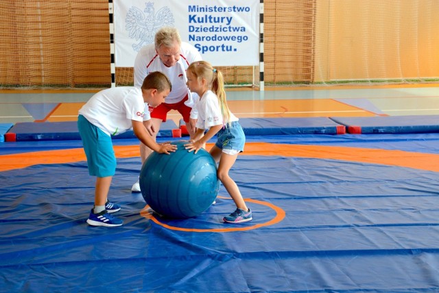 Spotkanie z Mistrzem Świata w zapasach Andrzejem Supronem podczas pierwszego z campów organizowanych przez Grójecki Ośrodek Sportu Mazowsze.