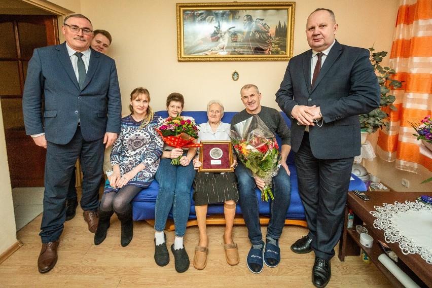 Mieszkanka Stępowa koło Rypina skończyła 100 lat. Otrzymała medal od marszałka województwa