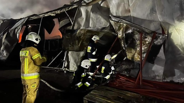 Ogień zniszczył rodzinną firmę, działającą od prawie 30 lat przy ulicy Stromej w Wieliczce. Jej właściciele stracili dorobek życia. Uruchomiono już zbiórkę funduszy na rzecz pogorzelców