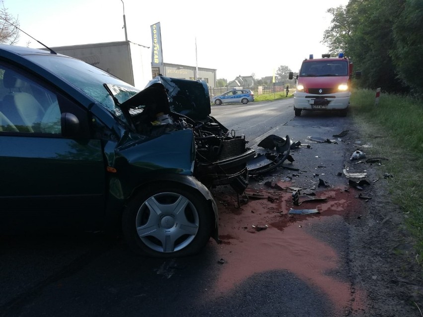 Wypadek pod Rypinem. Kierowca osobówki najechał na tył samochodu ciężarowego [zdjęcia]