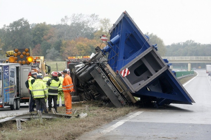 Legnica/Chojnów: Kolos kilkanaście godzin blokował autostradę A4