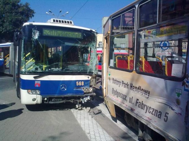 Wypadek miał miejsce dzisiaj (4 sierpnia 2011 roku), autobus nr ...
