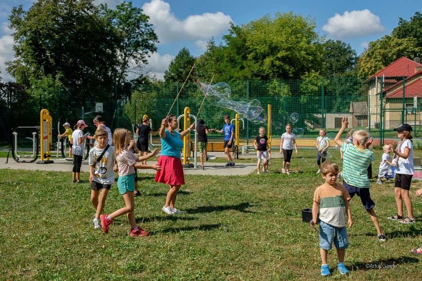 CUS,a by pomóc rodzinom zastępczym, organizuje dla nich...