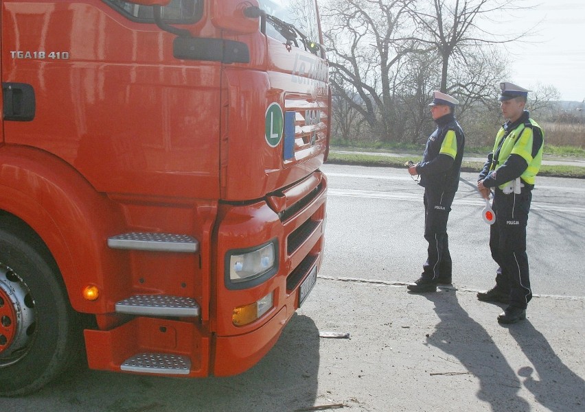 Tiry nie mogą wjechać do centrum Gliwic. Policjanci pouczają