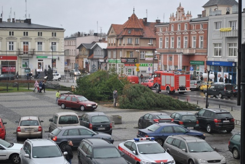 Na Rynku w Obornikach przewróciła się choinka