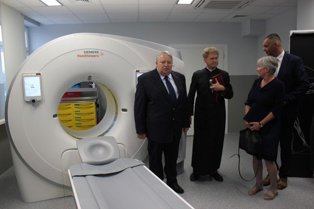 Oddany dziś do użytku tomograf jest pierwszym tego typu urządzeniem w Polsce. Jego koszt to 5 mln zł. Dodatkowo 1 mln zł szpital zainwestował w przebudowę pomieszczeń Pracowni Tomografii Komputerowej pod jego użytek.