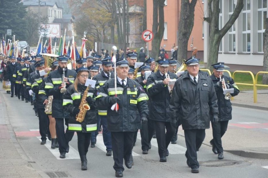 Tłum osób na Święcie Niepodległości 2019 w Kartuzach