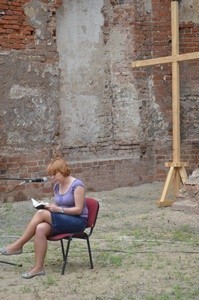 Głogów: Czytają  Biblię w ruinach kościoła