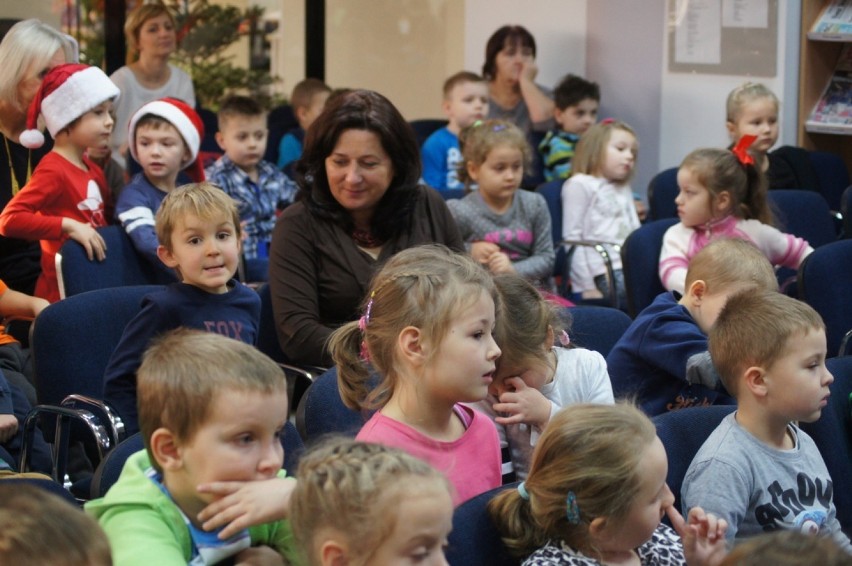 Słodka choinka i św. Mikołaj w bibliotece w Radomsku