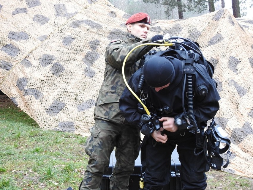 Nurkowie 25. Brygady Kawalerii Powietrznej ćwiczyli w Zalewie Sulejowskim [ZDJĘCIA]