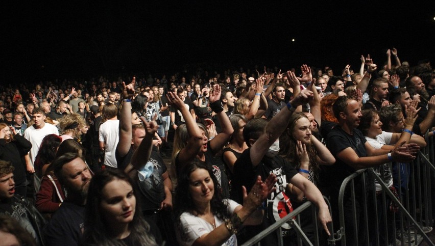 Rockowa Noc w Rzeszowie. Tłumy na koncercie w czasie pandemii. Popis dał zespół Hunter [ZDJĘCIA]