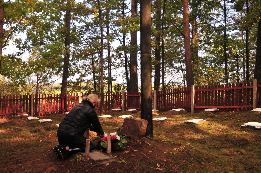 Stowarzyszenie Aktywny Sztabin w Sztabinie uprzątnęło groby na cmentarzu żołnierzy w Ewach [Zdjęcia]