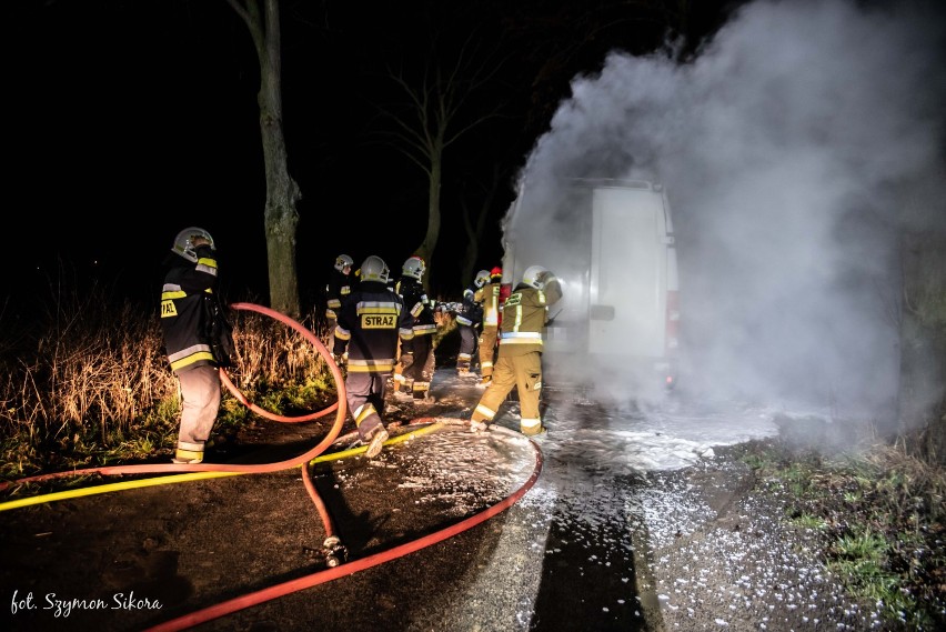 Groźny pożar busa we Wronowie [ZDJĘCIA]                         