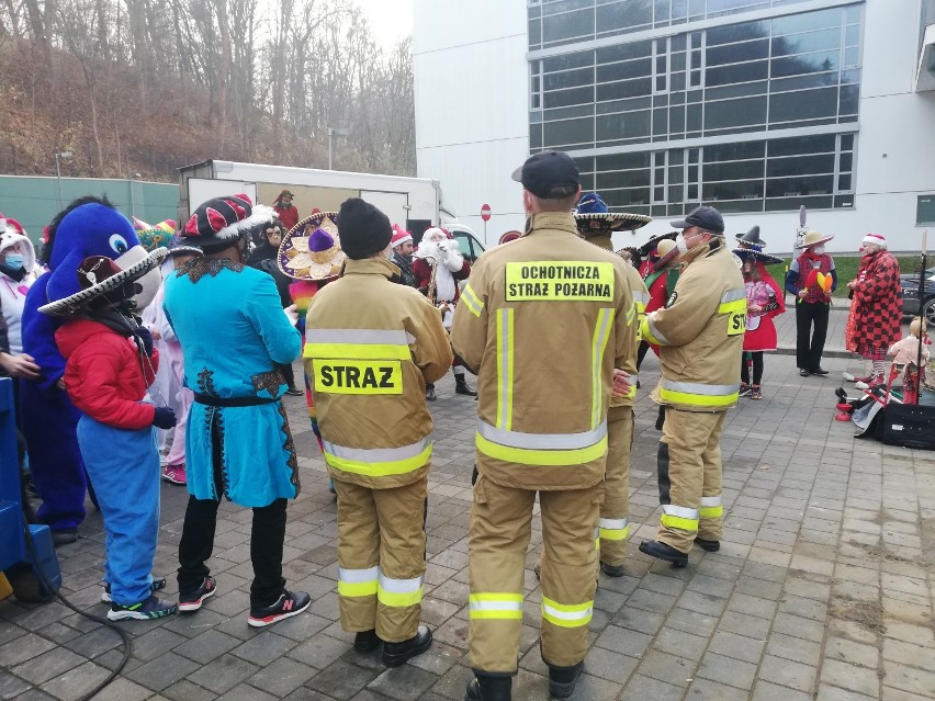 Strażacy z Sulęczyna z Mikołajem odwiedzili dzieci w szpitalu