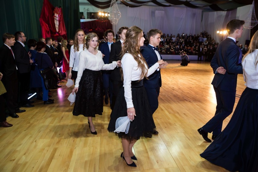 Studniówka 2017 Liceum im. S. Staszica. Impreza przedmaturalna na galowo![ZDJĘCIA]