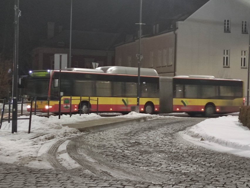 Przegubowy mercedes manewruje na Placu Solidarności